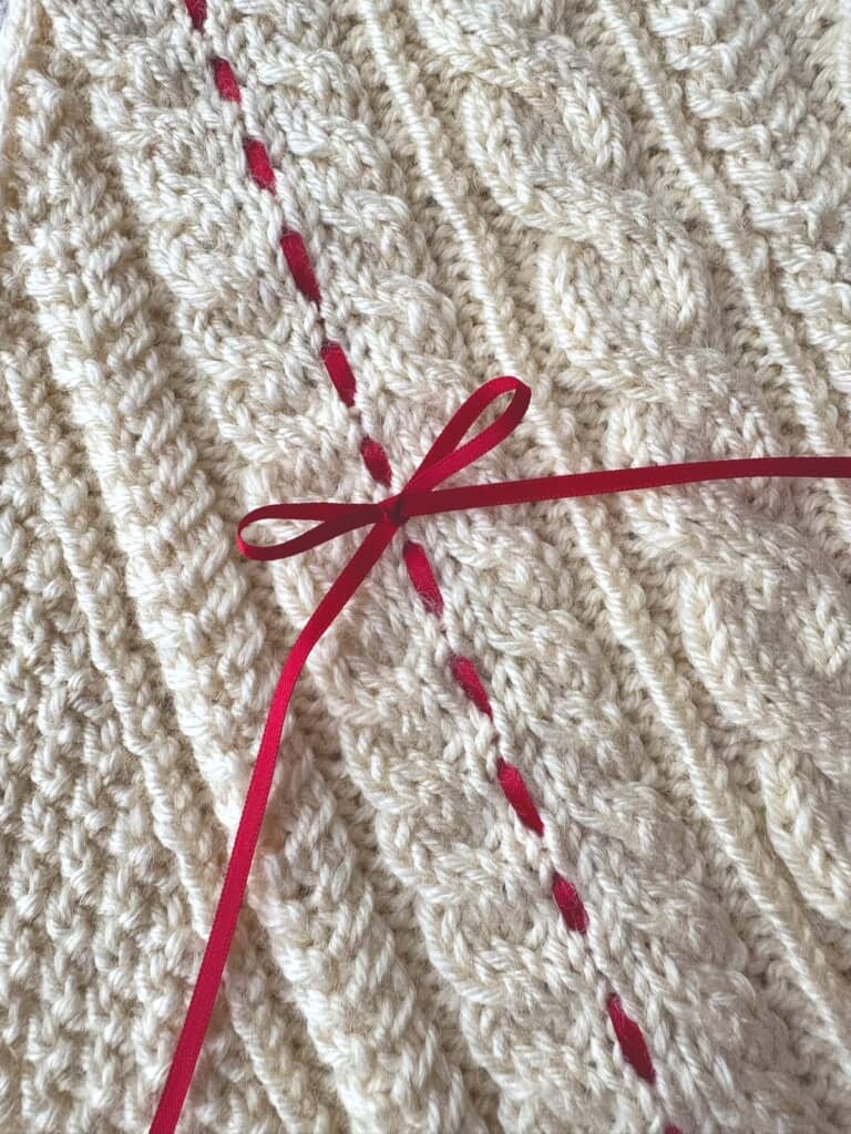 アラン模様にリボン通してみた