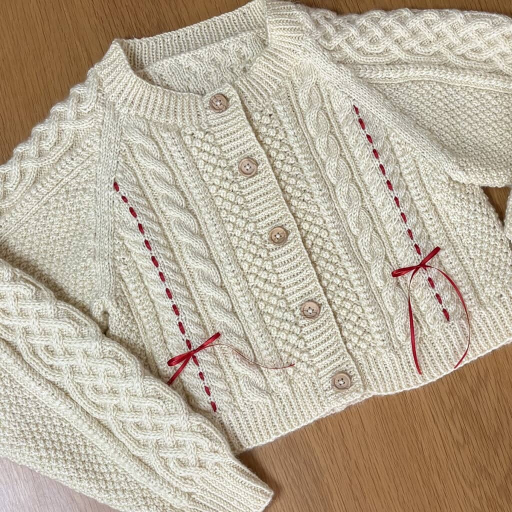 リボンがポイントになったカーディガンがかわいい