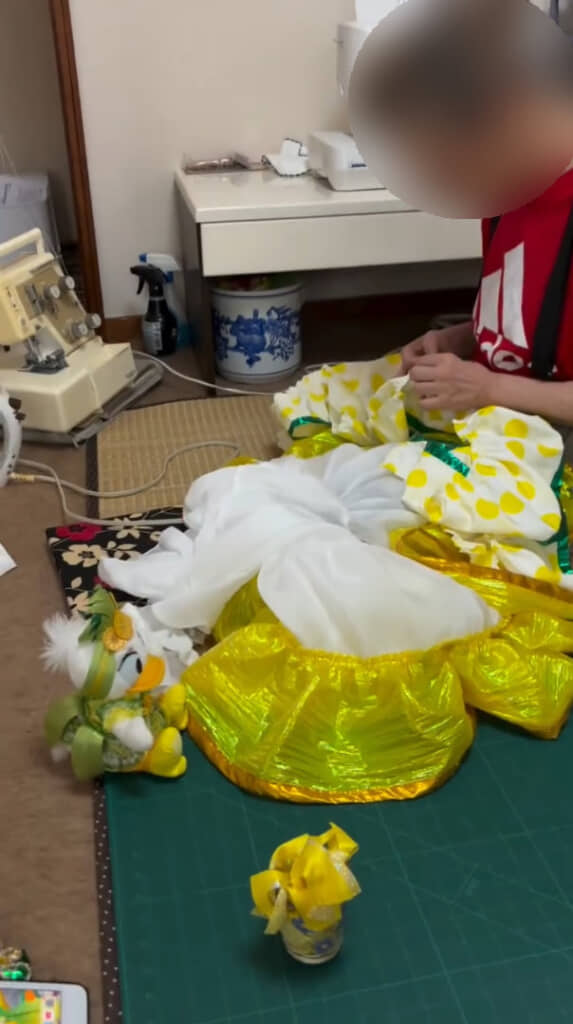 デイジーのぬいぐるみも参考にしながら作っていくお母さん