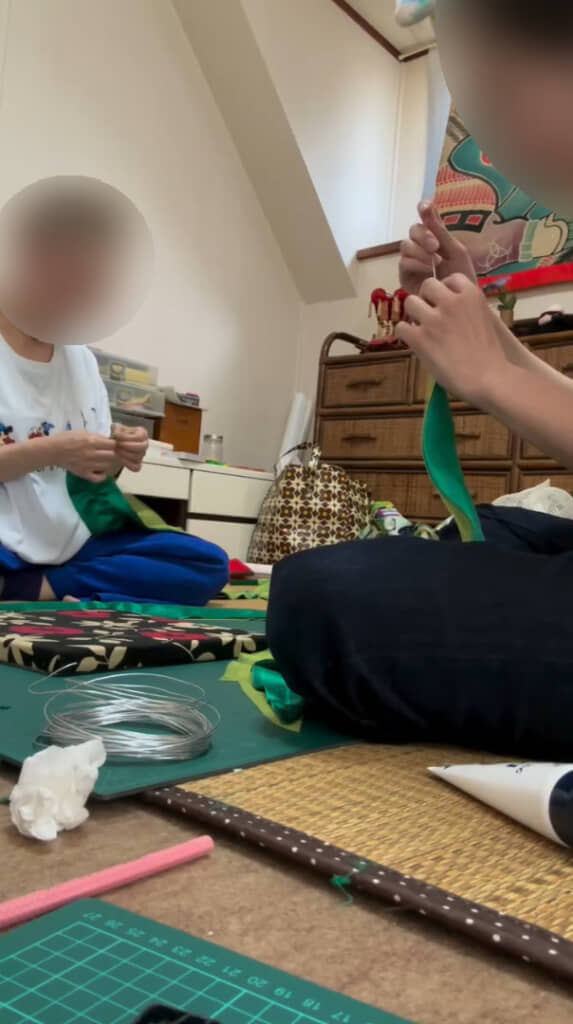 お互いに別の作業を真剣な様子で進めていきます