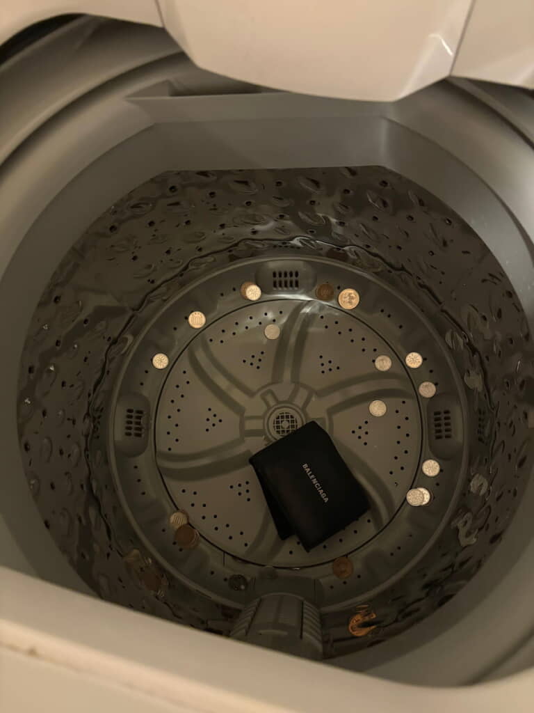 財布にはバレンシアガのロゴが……
