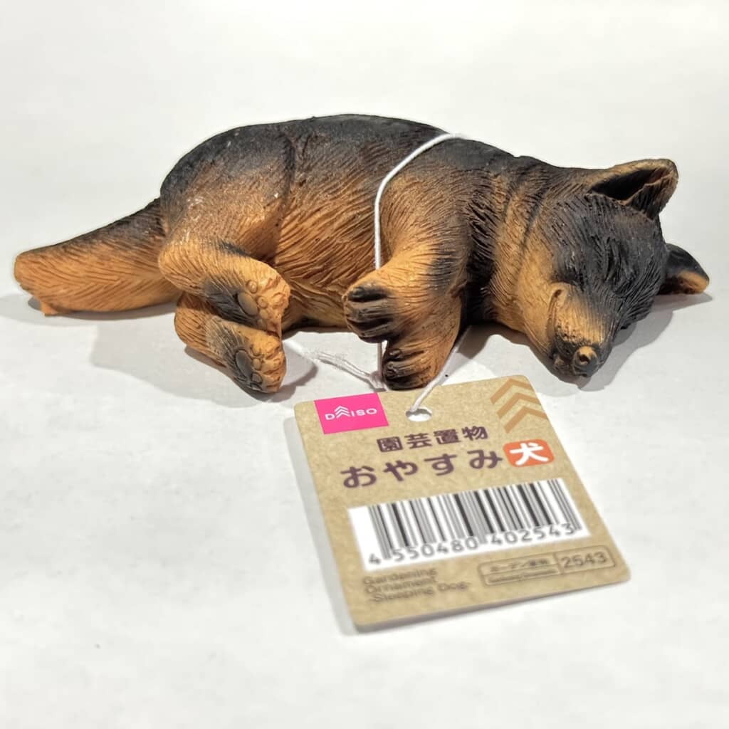 ダイソーで買った犬の置物に色を塗って……