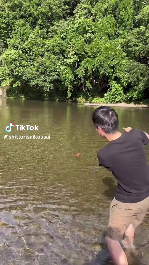 石を水面に向かって投げた「しっとり最高裁」の川合裕也