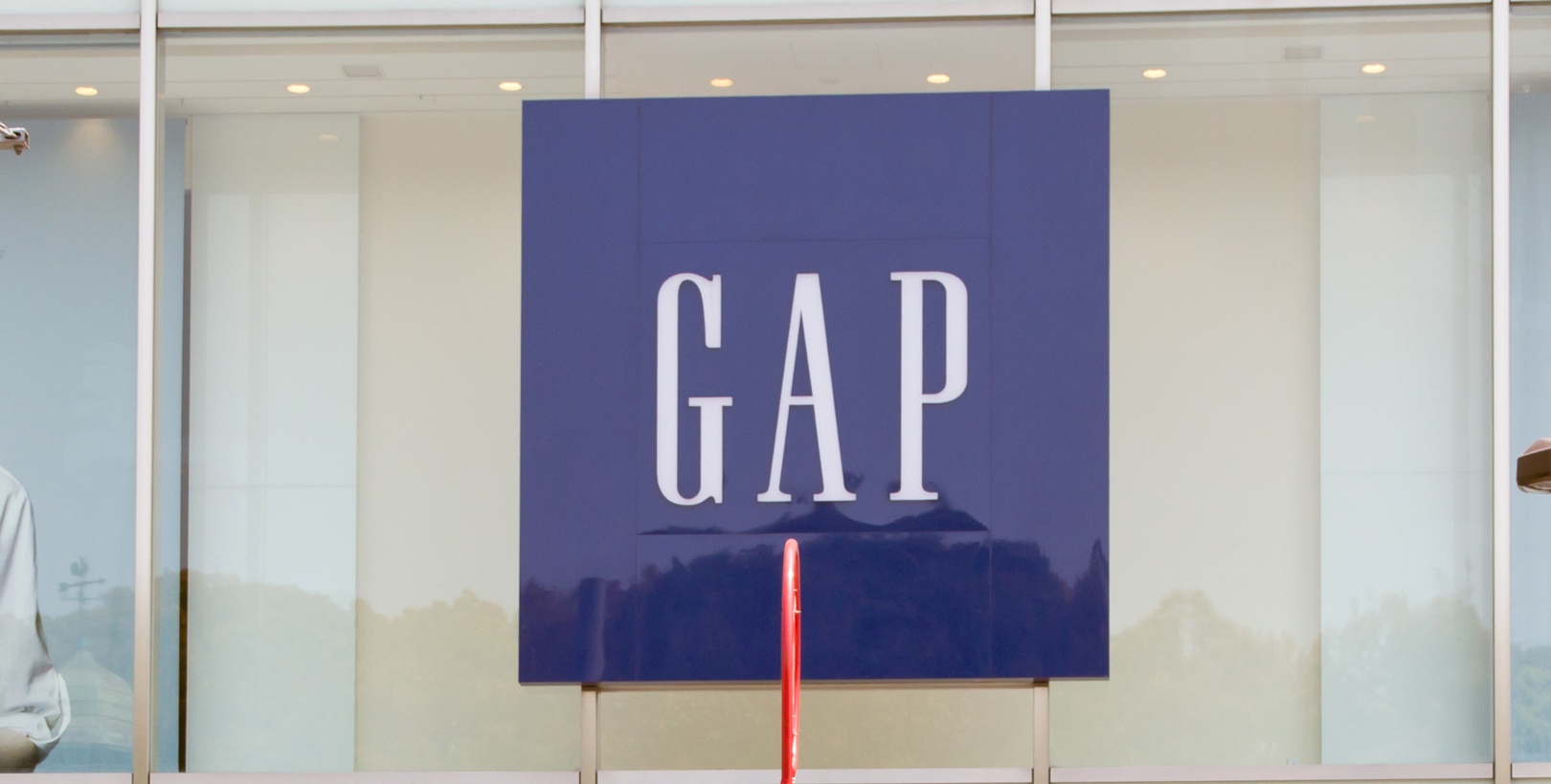 GAP日本上陸30周年の記念パーカー＆パンツ、SNSで話題に「これ可愛かった〜！」「可愛さが天才すぎる」（1/3） | ファッション ねとらぼ