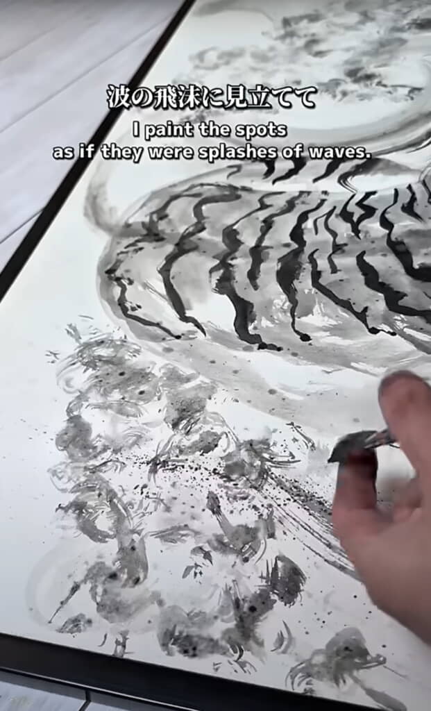 浮き出たシミは波のしぶきや