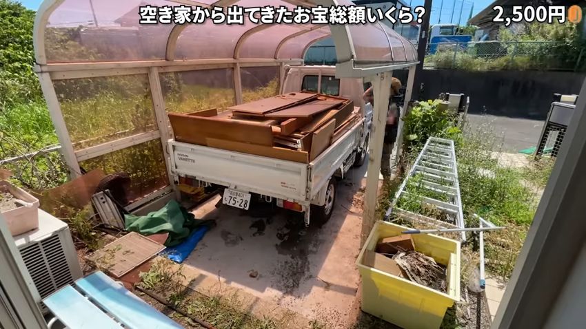 軽トラックの荷台に積み上げられた廃材