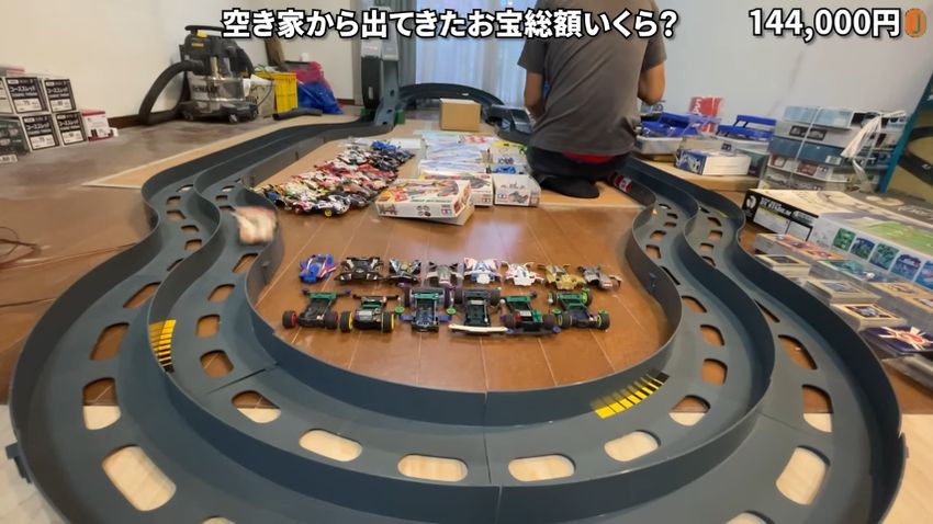 室内で組み上げられたミニ四駆用のサーキット