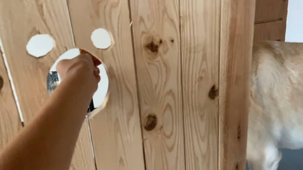 穴から手を入れて……