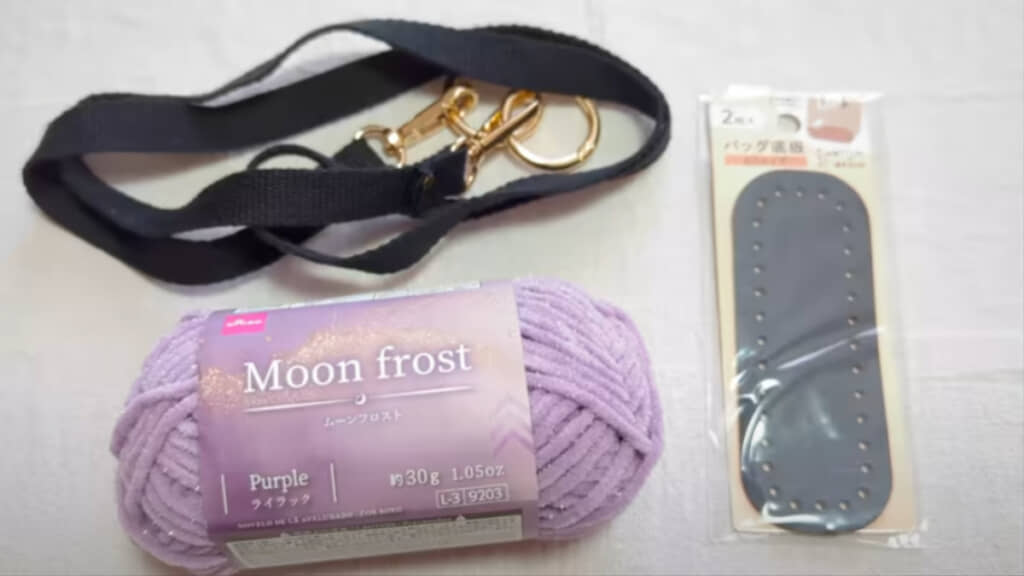 ダイソーの「ムーンフロスト」と、ミニタイプの「バッグ底板」でポシェット本体を製作
