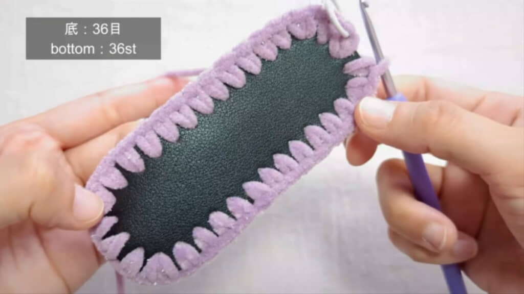 底板を1周編んだところ。4つの角がそれぞれ2目ずつなので、合計36目になります