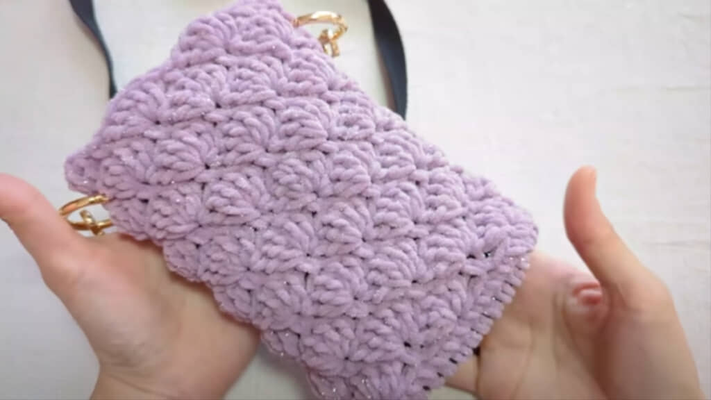 ちょうど1玉を使って、高さ約16センチのポシェットができあがりました