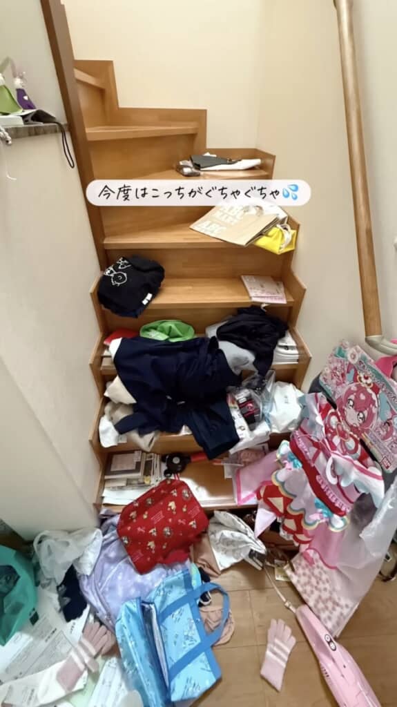 まだ階段はぐちゃぐちゃ