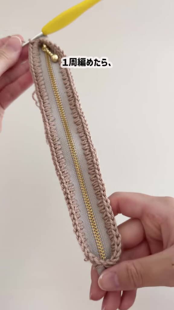 ファスナー周りを編めたところ