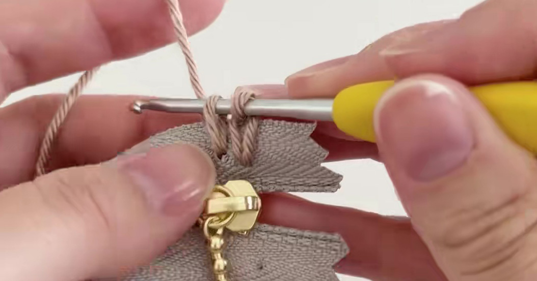 100均のファスナーに、直接毛糸を編みこんで……「すごーい！」　“かぎ針編みのアイテム”に「絶対やってみたい」「私にも出来るかな？」（1/2） | ライフスタイル ねとらぼ