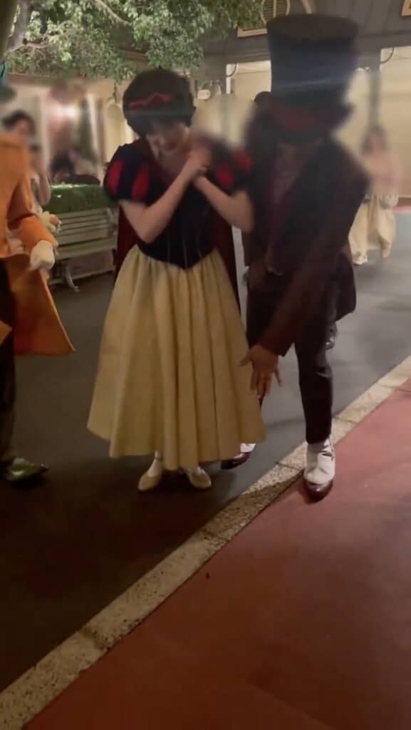 ゴキブリにも笑顔を絶やさない白雪姫