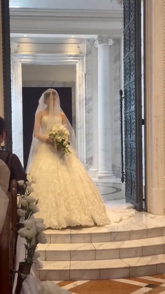 晴れやかな新婦の入場。続いてお父さんがエスコートに……