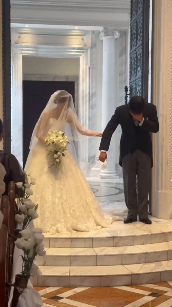 泣きすぎてエスコートどころじゃないお父さん