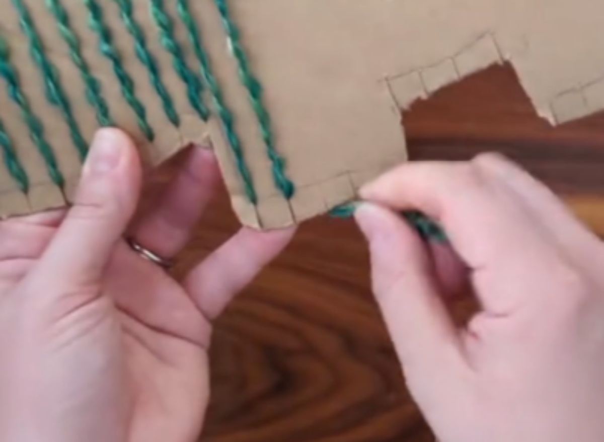 段ボールに毛糸をぐるぐる巻き付けると……「わぁ！」　子どもが喜ぶ“おでかけアイテム”に「学校でこれやった！」「今から作ります」【海外】（1/3） | ライフスタイル ねとらぼ