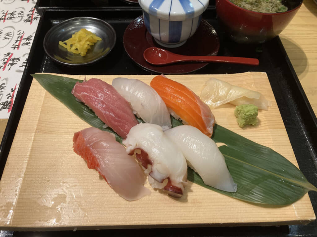 おいしいだけでは終わらないおすし。よく見るとイカの右側に何かいる……？