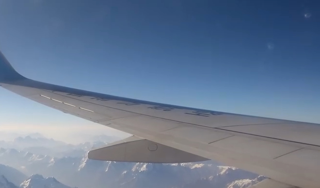 飛行機の外には……？