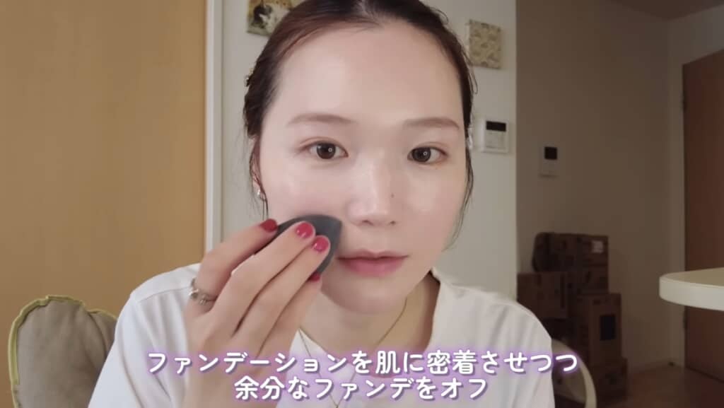 ファンデーションも厚塗りにならないように仕上げていく