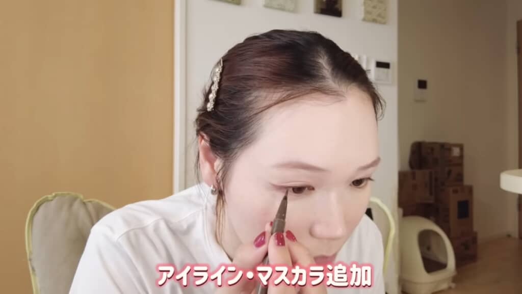 アイメイクはしっかりめにする