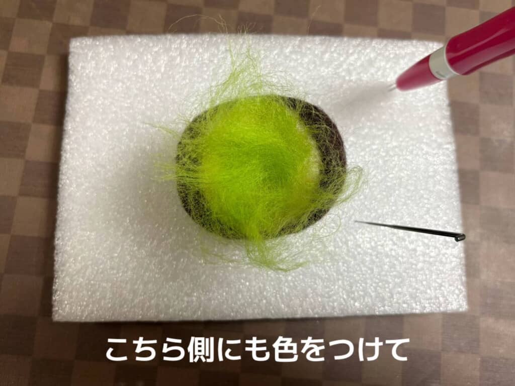 黄色と茶色の羊毛フェルトで作成