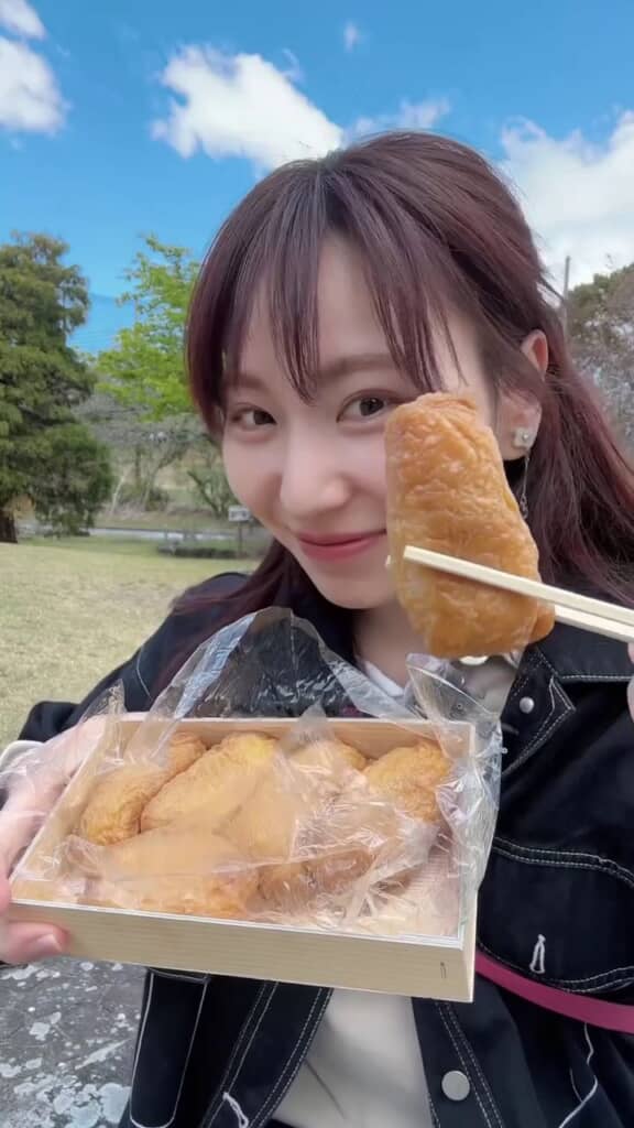 よく見えるようにカメラの高さまでいなりずしを持ち上げる