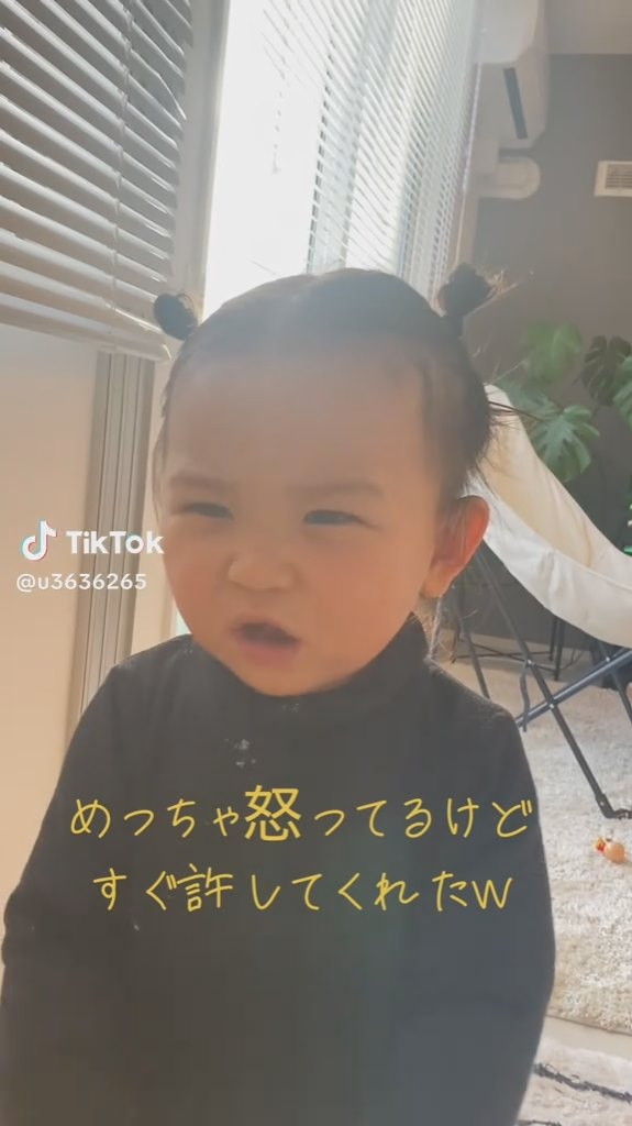 とても怒っている1歳の娘さん