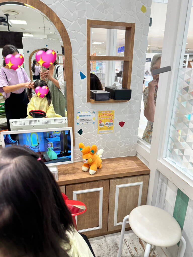 右の窓に人影が……