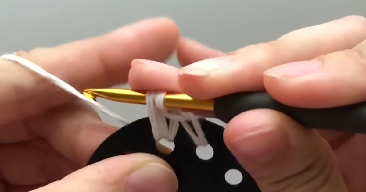 【かぎ針編み】2色の毛糸をコツコツ編んでいくと……　思わずうっとり、華やかな模様のお出掛けアイテムが完成！（1/3） | ライフスタイル ねとらぼ