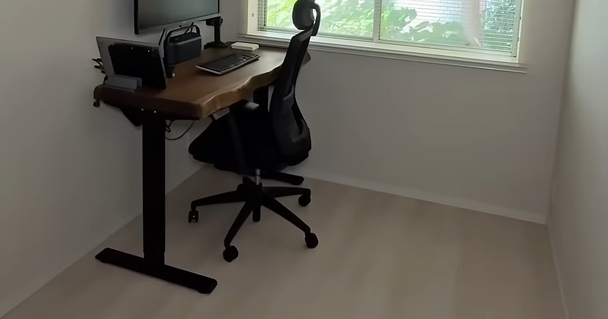 築47年マンションの4畳の一室にベッドと机両方押し込んだら……　完成した沼すぎる空間に「ホテルの一室みたい」「こもりたい」（1/3） | 住まい ねとらぼ