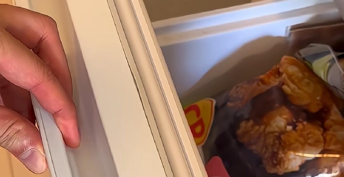 冷蔵庫に“マスキングテープ”を貼るだけで……「教えてくれるの遅いよ（涙）」暮らしが一変、掃除に革命が起こるアイデアが話題（1/3） | ライフハック ねとらぼ