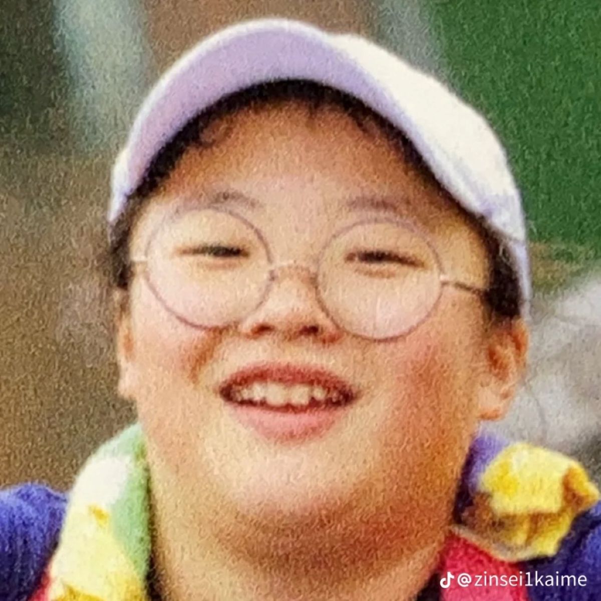 丸メガネをかけた小学生→6年後……　予想外すぎる“衝撃の姿”に「椅子から落ちた」「そうはならんやろ」と100万再生 | 美容 ねとらぼ