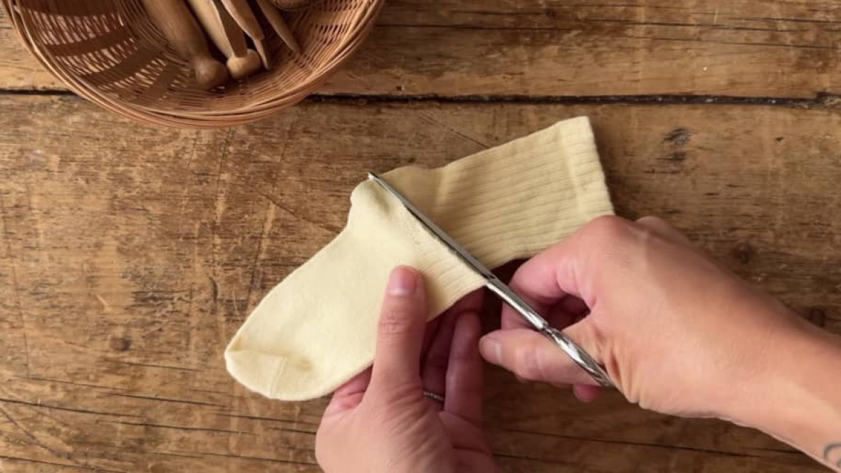 履けなくなった靴下を切って、糸でグルグル巻いたら……　“季節のアイテム”に大変身「完璧な活用法」「迷子の靴下で作ります！」【海外】（1/2） | ライフスタイル ねとらぼ