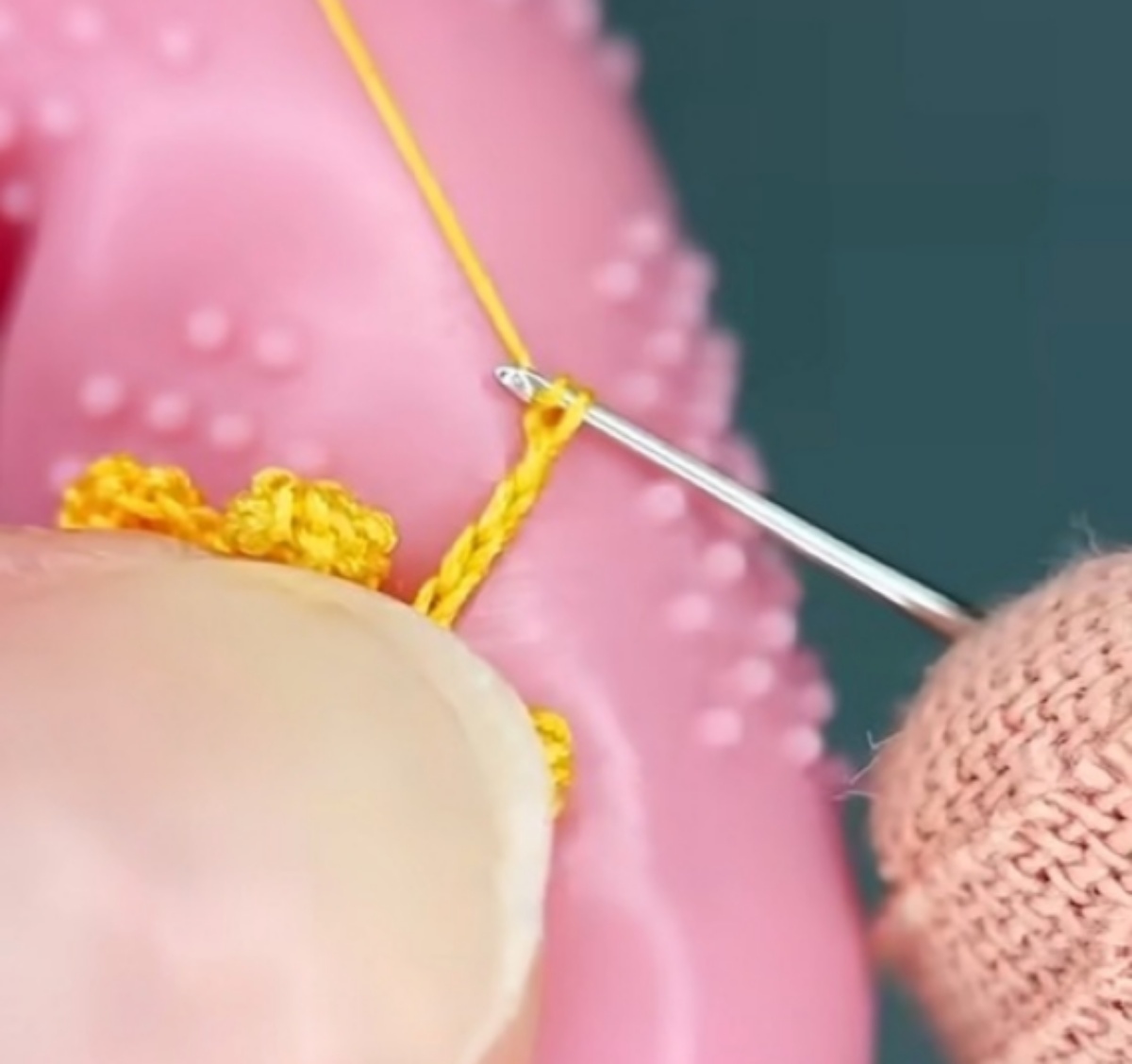 かぎ針で黄色い糸を小さく小さく編み、束ねると……「なんてこった！」　絶対まねできない“名画の再現”が335万再生【海外】（1/3） | ライフスタイル ねとらぼ