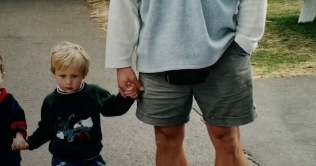 パパと手をつなぐ、あどけない男の子→20年後……「待って」「えええええ」　とんでもない“現在の姿”が170万再生【海外】（1/2） | 教育・子育て ねとらぼ