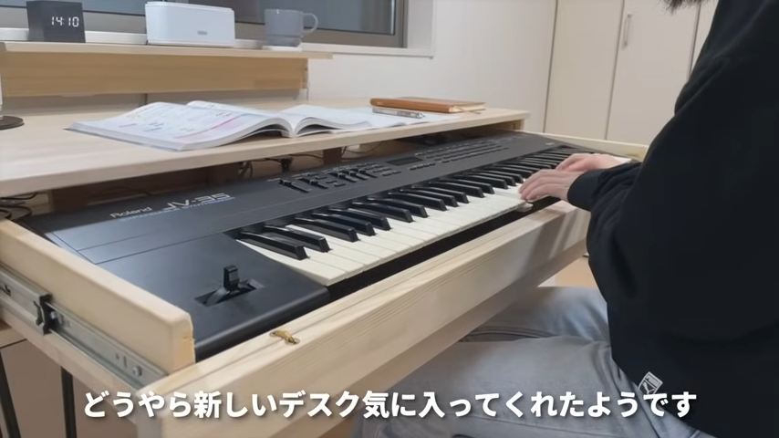 引き出しに収納したキーボードを引き出して演奏できるデスク