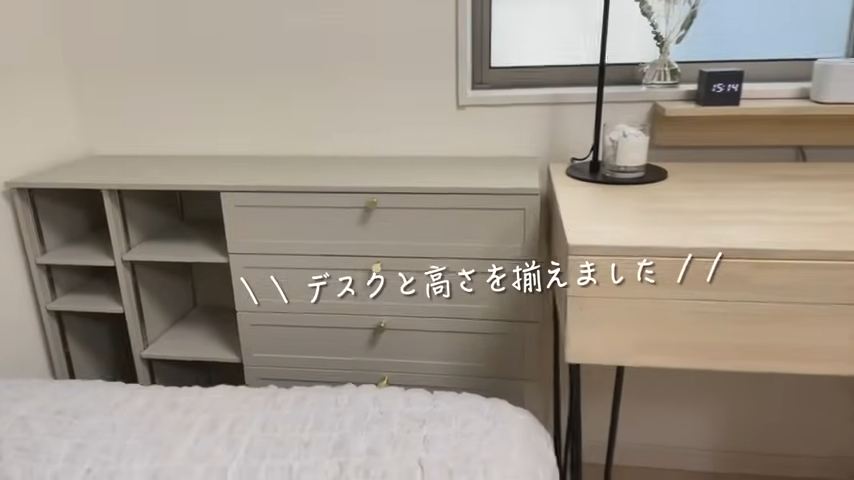 デスクの横にはおしゃれな収納