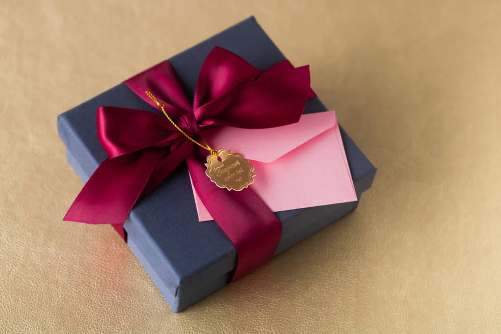 父が母に贈ったものは……（出典：PIXTA）