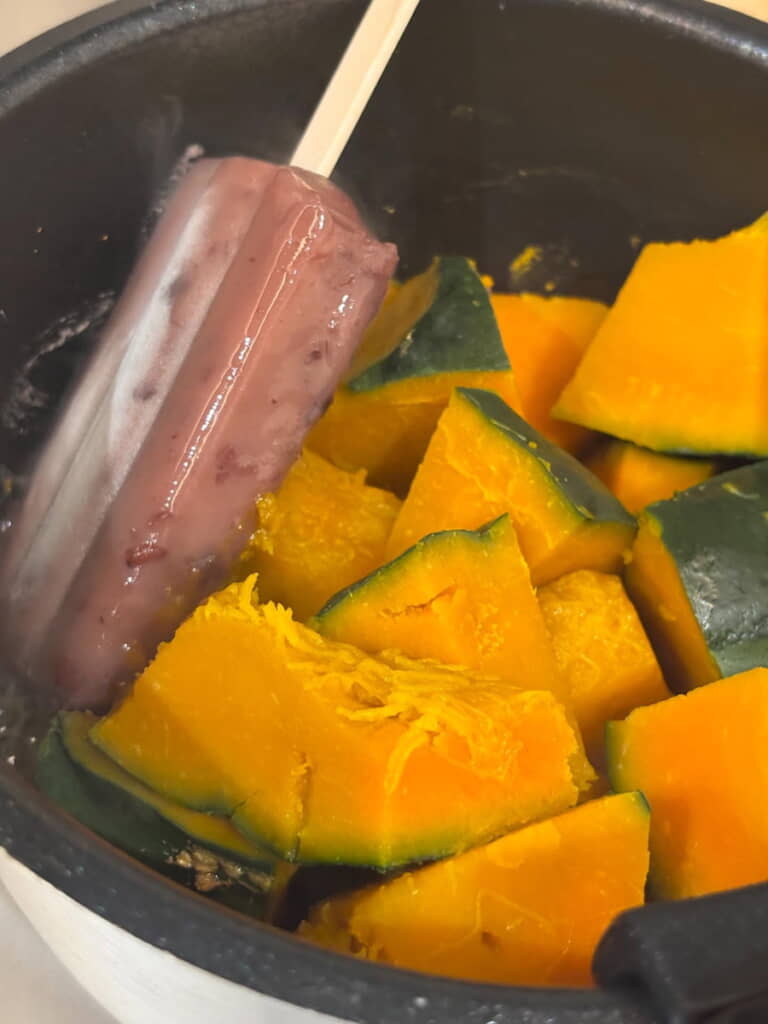 あずきバーが硬いから鍋に入れちゃった……わけではない