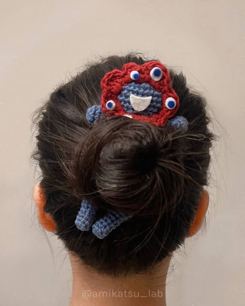 ミャクミャクが髪からのぞいているヘアゴム！