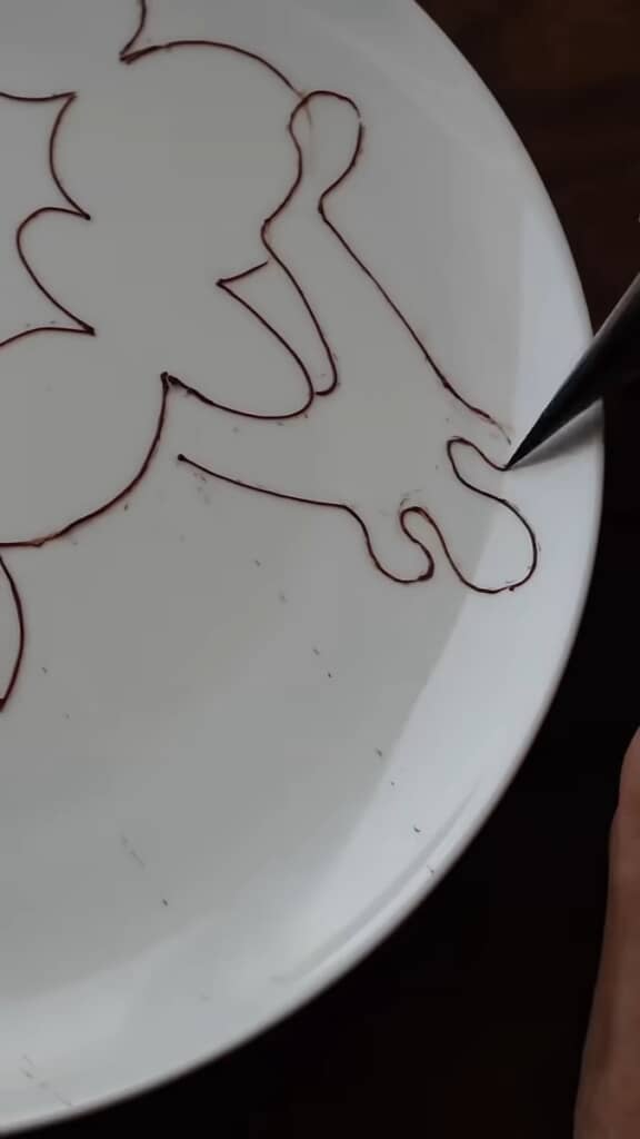 特徴的な腕を描きます