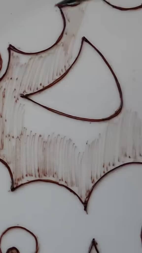 顔の内側にバーっとチョコペンを引きます