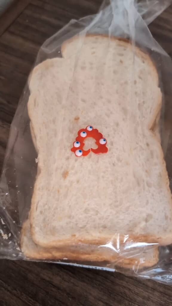 ポピュラーなミャクミャクは「人をまねた姿」なので、パンをまねることだってあるかもしれない