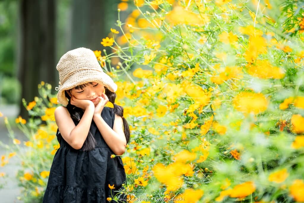 美しい花に見とれる娘さん。かわいいポージングはママもお気に入りなのだとか