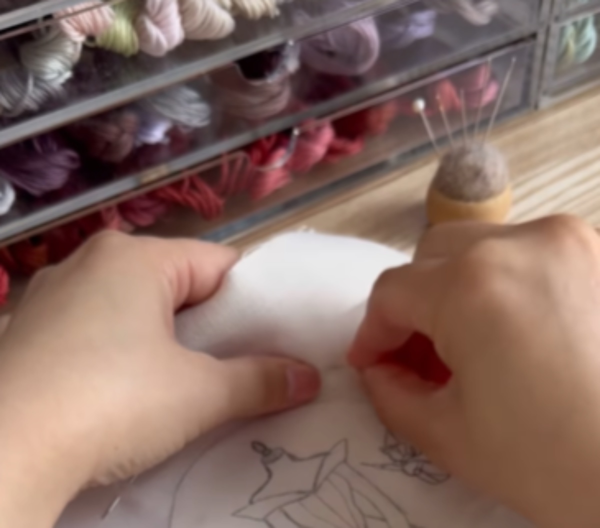 刺しゅうでディズニープリンセスの“色が変わるドレス”を再現したら……「うわぁああ」「ほんまにキラキラしてる」　魔法のような仕上がりに反響（1/3） | ライフスタイル ねとらぼ