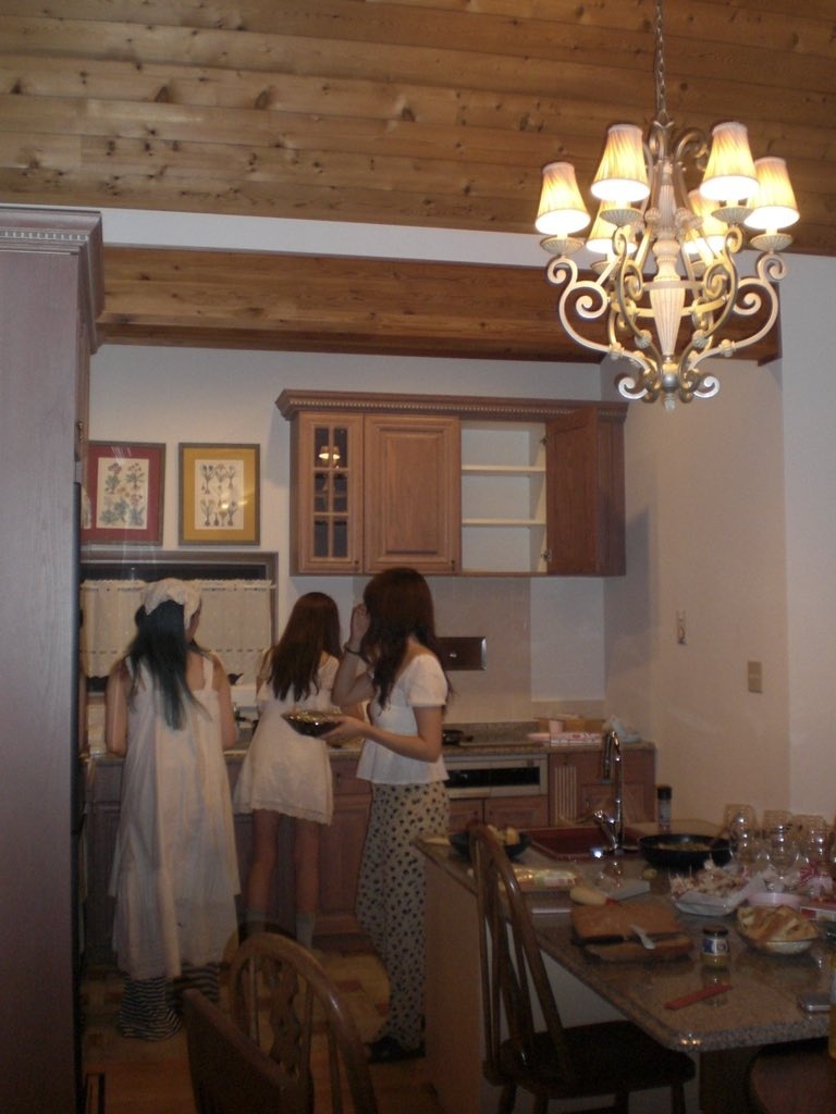 シャンデリアのダイニングでパーティー