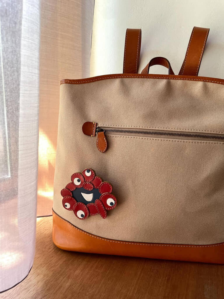 革で手作りしたミャクミャクをかばんにつけたところ