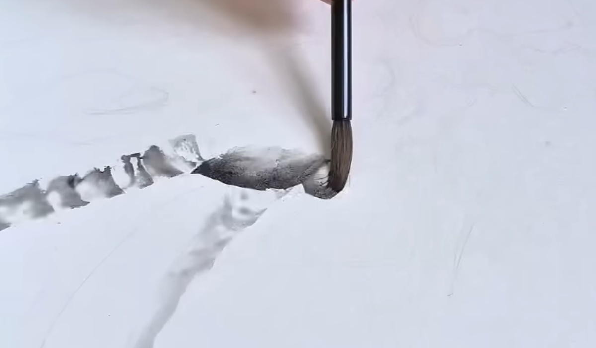 “シミだらけ”の屏風に「絵を描いて」と言われた画家、完成を見てみると……　220万再生の圧巻の迫力に「えげつない天才で声出た」「想像の100倍かっこよかった」（1/3） | 絵画 ねとらぼ